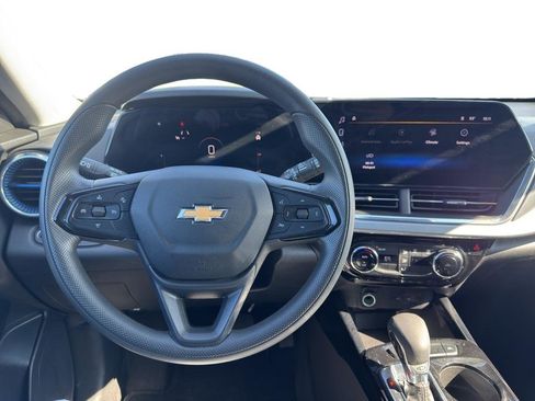 Used 2024 Chevrolet Trax LT FWD image 9