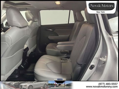 Used 2022 Toyota Highlander XLE AWD/4WD image 11