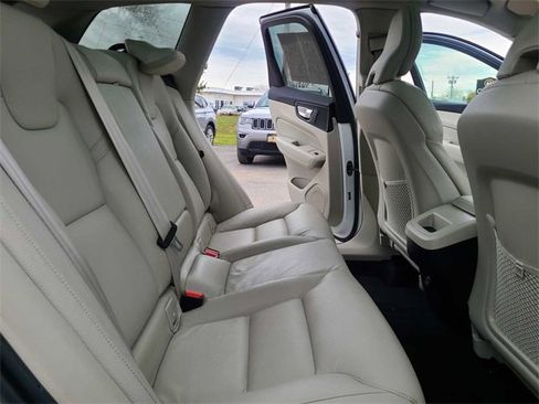 Used 2022 Volvo XC60 B5 Momentum image 22