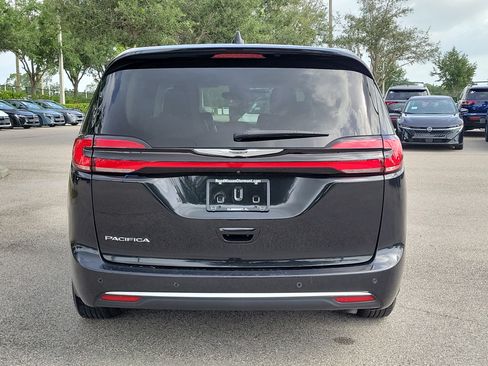 Used 2023 Chrysler Pacifica Touring-L FWD image 6