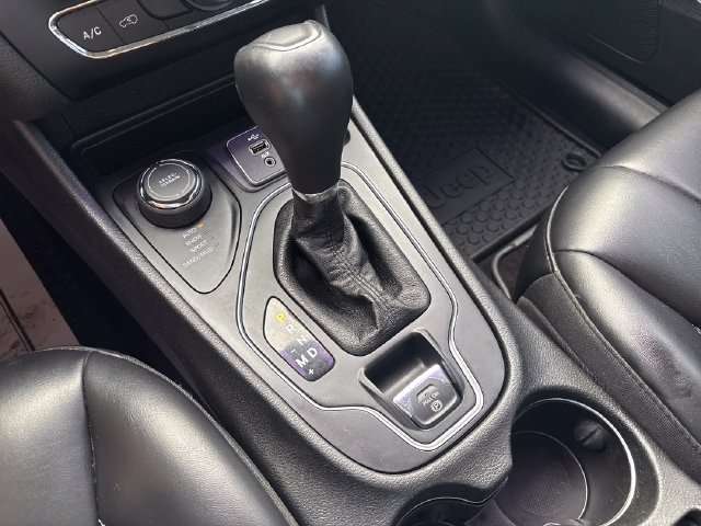 Used 2019 Jeep Cherokee Latitude Plus w/ Cold Weather Group AWD/4WD image 16