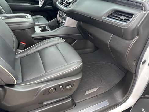 Used 2021 GMC Yukon XL SLT w/ SLT Premium Package image 15