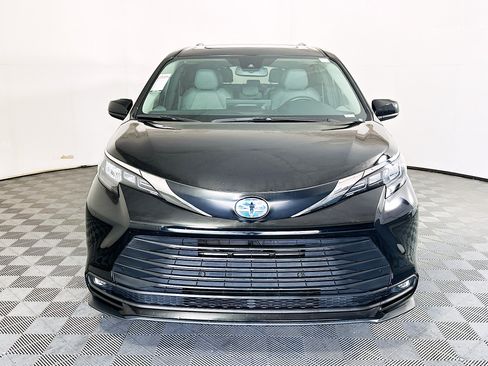 Used 2025 Toyota Sienna XLE FWD image 8