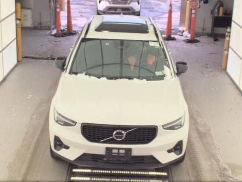 Certified 2025 Volvo XC40 B5 Plus image 17