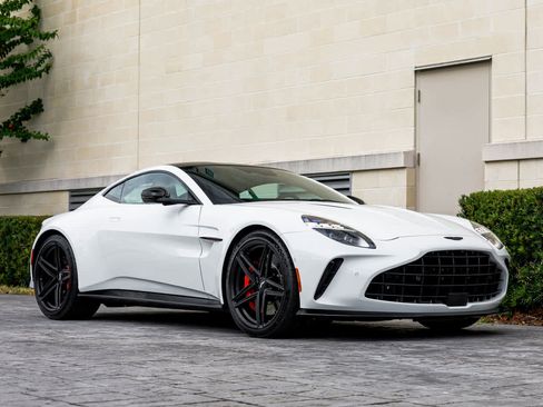 Used 2025 Aston Martin V8 Vantage Coupe image 15