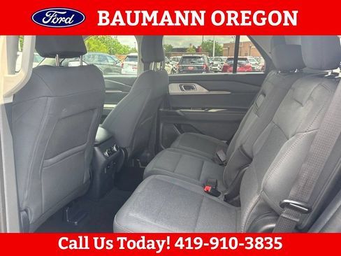 Used 2025 Ford Explorer Active AWD/4WD image 14