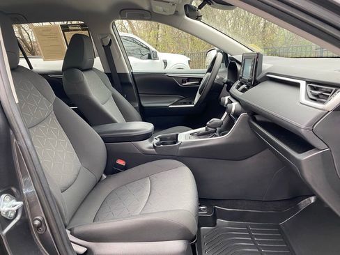 Used 2021 Toyota RAV4 XLE image 40
