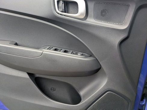 Used 2025 Hyundai Venue SEL FWD image 11