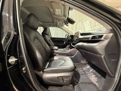 Used 2023 Toyota Highlander XLE FWD image 24