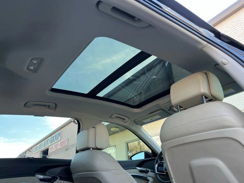 Used 2019 Audi e-tron Prestige image 37