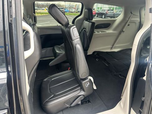 Used 2024 Chrysler Pacifica Touring-L image 19
