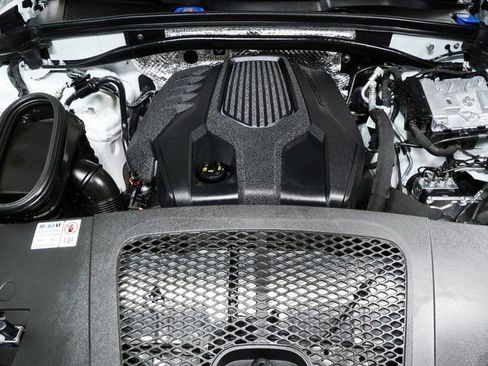 Certified 2024 Porsche Macan image 36