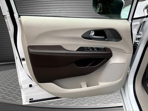 Used 2019 Chrysler Pacifica L FWD image 19