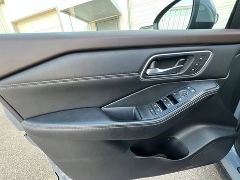 Used 2022 Nissan Rogue Platinum w/ Head-Up Display Package AWD/4WD image 16
