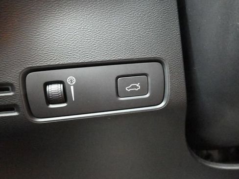 Used 2019 Volvo XC40 T5 Momentum AWD/4WD image 26