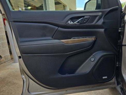 Used 2023 GMC Acadia SLE w/ Driver Convenience Package FWD image 19