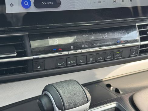 Used 2025 Toyota Sienna XLE image 5