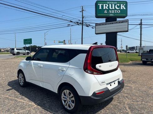 Used 2022 Kia Soul LX FWD image 3