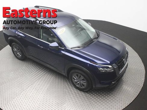 Used 2025 Nissan Pathfinder SV FWD image 3