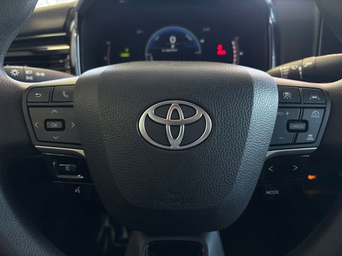 Used 2025 Toyota Camry LE image 32