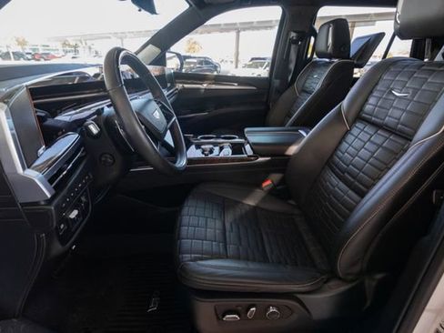 Used 2025 Cadillac Escalade Premium Luxury Platinum image 8