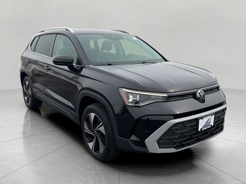 Used 2025 Volkswagen Taos SE AWD/4WD image 1