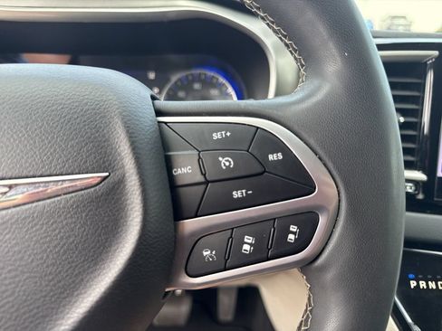 Used 2023 Chrysler Pacifica Touring-L FWD image 22