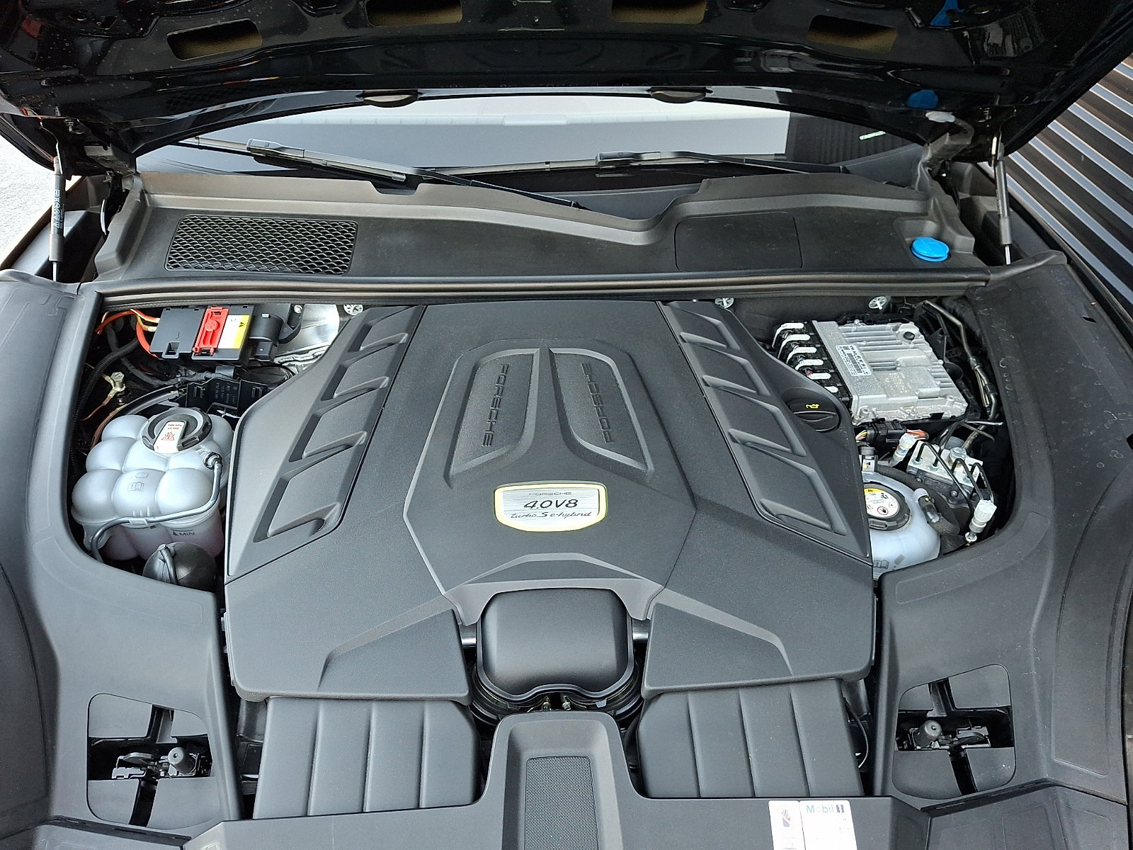 Certified 2023 Porsche Cayenne Turbo S AWD/4WD image 28