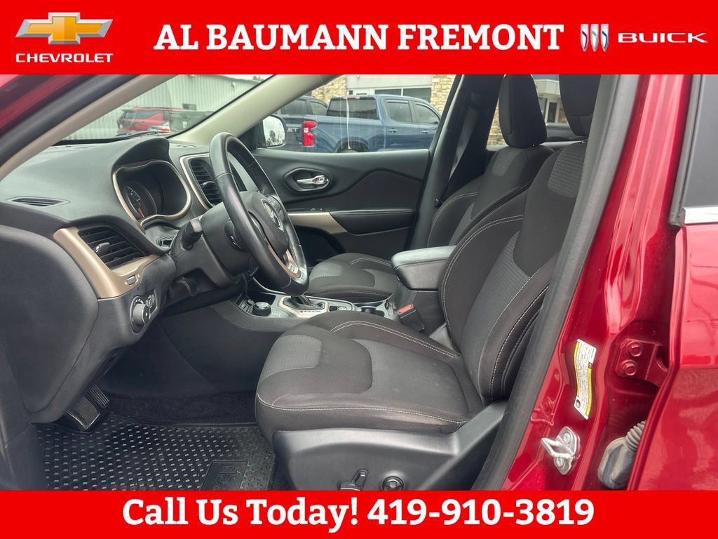 Used 2017 Jeep Cherokee Latitude w/ Safety/Convenience Group AWD/4WD image 9