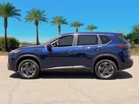 Used 2024 Nissan Rogue SV AWD/4WD image 2