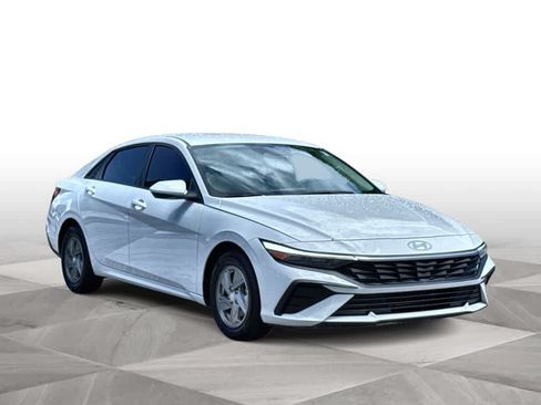 Used 2025 Hyundai Elantra SE FWD image 2
