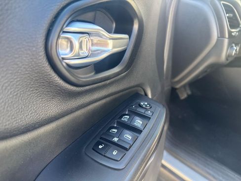Used 2021 Jeep Cherokee Trailhawk AWD/4WD image 25