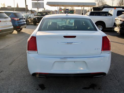 Used 2019 Chrysler 300 Limited image 5