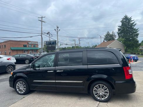 Used 2013 Chrysler Town & Country Touring-L w/ Entertainment Group #2 FWD image 9