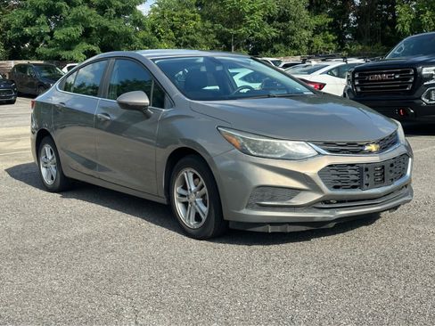 Used 2017 Chevrolet Cruze LT FWD image 3