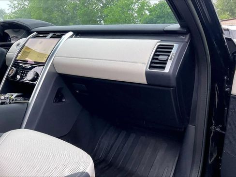 Used 2023 Land Rover Discovery Metropolitan Edition image 19