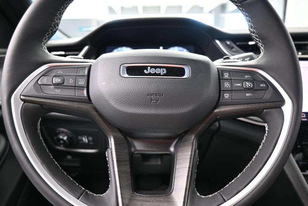 Used 2025 Jeep Grand Cherokee L Limited RWD image 28