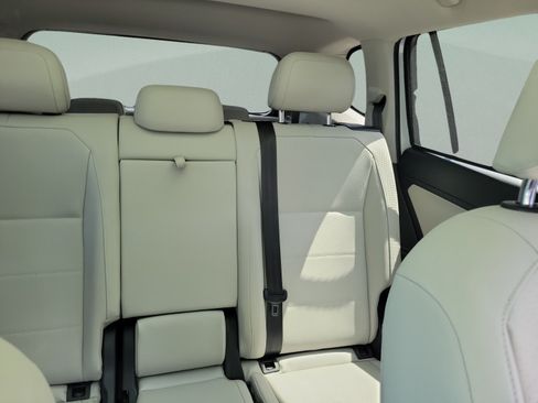 Used 2018 Volkswagen Tiguan SE w/ Panoramic Sunroof Package FWD image 10