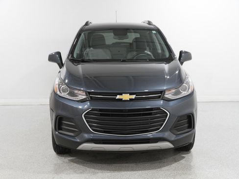 Certified 2022 Chevrolet Trax LT w/ LT Convenience Package image 2