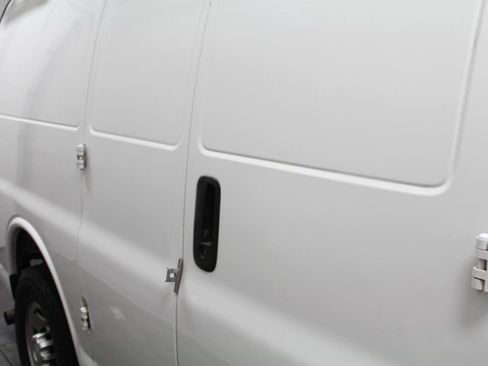 Used 2017 Chevrolet Express 2500 RWD image 33