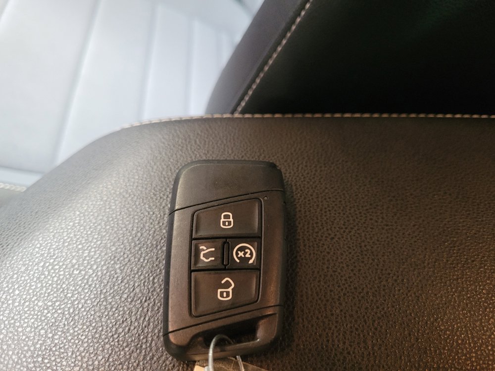 Used 2025 Volkswagen Jetta SE FWD image 32