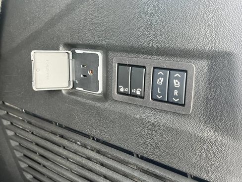 Used 2024 GMC Yukon Denali w/ Advanced Technology Package AWD/4WD image 23