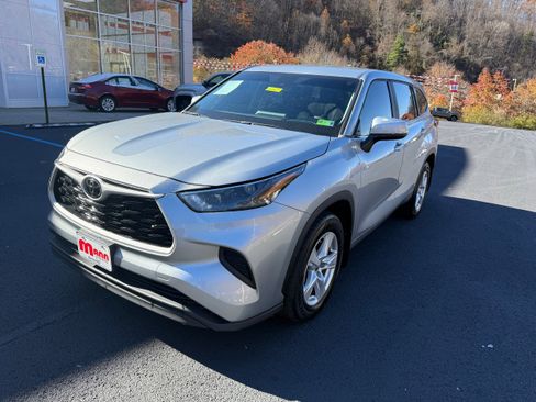 Used 2023 Toyota Highlander L image 2