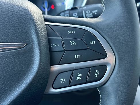 Used 2024 Chrysler Pacifica Touring-L image 13