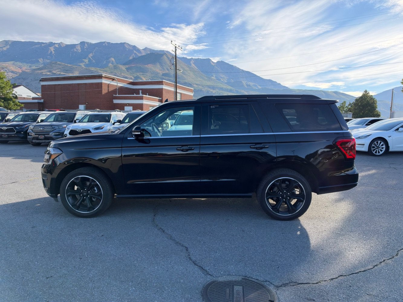 Used 2022 Ford Expedition Limited AWD/4WD image 2