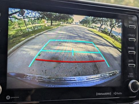 Used 2020 Toyota Highlander XLE image 29