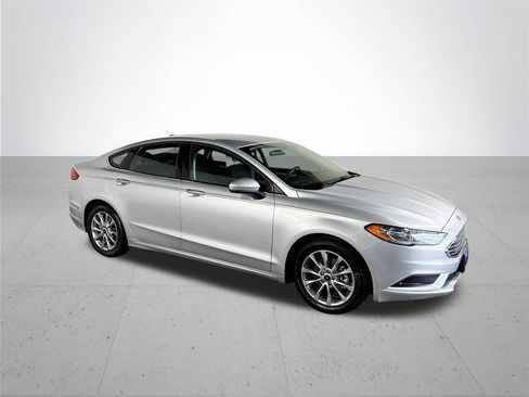 Used 2017 Ford Fusion SE FWD image 4