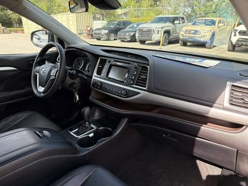 Certified 2017 Toyota Highlander LE FWD image 17