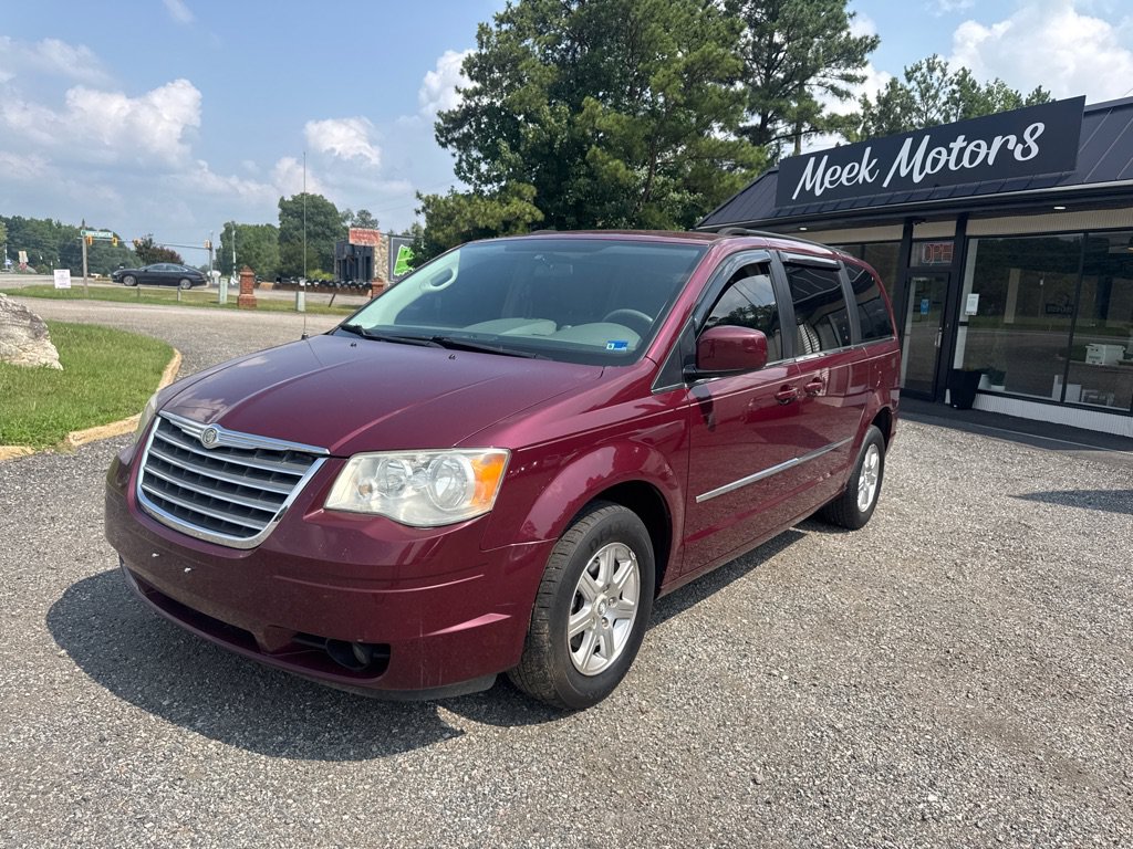 Used 2009 Chrysler Town & Country Touring FWD image 1