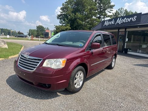 Used 2009 Chrysler Town & Country Touring FWD image 1